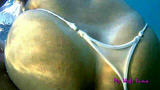 このイタリアンミルフがビーチで公衆の面前でチンポを渇望