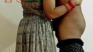 रिता स्टूडेंट द्वारा ड्रेसिंग करते हुए पकड़ी गई हार्डकोर फन के लिए