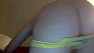 Ügyetlen camlány villogtatja nagy cicijét egyedül