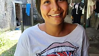 मेरे पड़ोसी के पैटियो दरवाजे खुले हैं, तो मैं उसकी ह्यूज गंद झांककर भर देता हूं! 😜