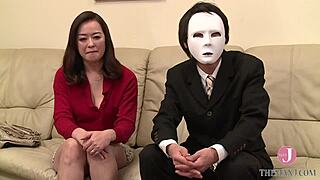 Netorare AV 故事，丈夫看着 Yoko 骑乘和舔舐射精