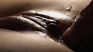 Närbild doggy style knull med flera droppande cumshots på våt fitta