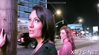 Schlampige Teens 18+ wetteifern ums Lutschen und Reiten eines Monster-Schwanzes