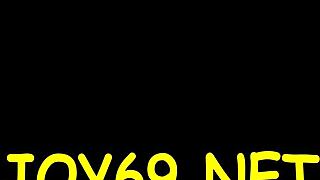 Tahle holka si hraje s těsnou pičkou sama