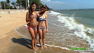 Tuktukpatrol - hej, poglej, kako dve majhni 18+ tajski azijki skupaj napadeta tuj kurac v divji skupinski akciji, hočeš več?