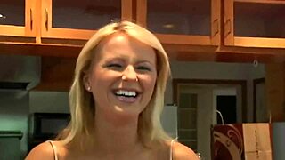 בוגרת עם תחת גדול לוקחת זין מפלצתי בעקבים במקום מסיבה פרועה