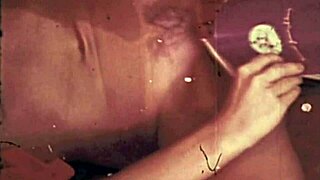 Housewife vintage Hilary fica selvagem com brincadeira solo peluda