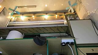 wow, beccata troia mora senza mutande al lavoro!