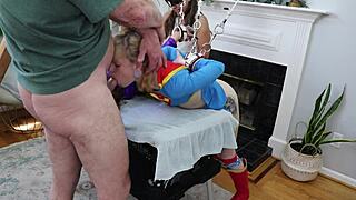 Monica Sexxxton, Karlee Paige, Sandra Moore in strap-on doggystyle selvaggio. Edge play con leccata fica in arrivo!