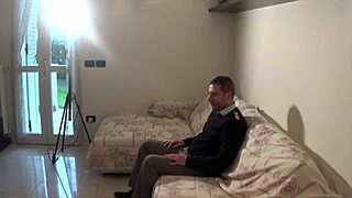 Bog, ta stara italijanska kurba teta dobi pounded od mladega 18+ študenta!