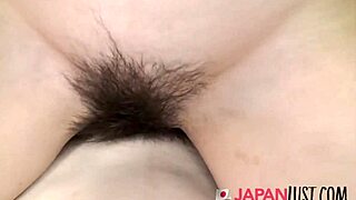 Milá japonská MILF túži potešiť kurac v POV