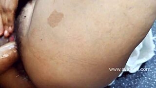 Istri desa India selingkuh ngentot panas dengan pacar di luar ruangan