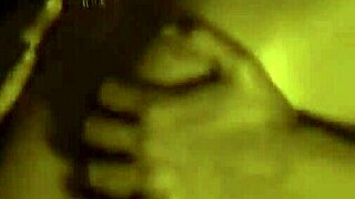 사랑스러운 브루넷 MILF가 고화질로 매력적인 솔로 순간 공유