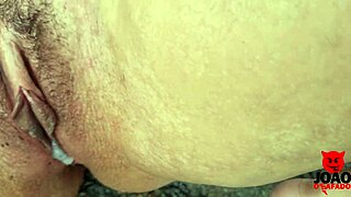 Trans Freunde bareback am Nudistenstrand mit Zuschauern in der Nähe