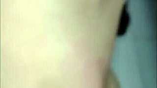 Zviazaná manželka dostáva tvrdé facky a močenie do úst v BDSM