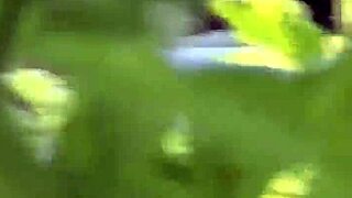 Гореща немска двойка чука силно на открито