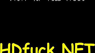 Denne kinky lovlige alder tenåring 18+ jenta lengter etter rå doggystyle mens hennes trange fitte blir hamret hardt