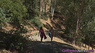 Uau, peitinhos pequenos 18+ lésbica tesourando ao ar livre é quente pra caralho 😍