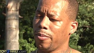 Młoda amatorka uwodzi czarnego ojczyma na dziki lodzik na zewnątrz Wow!