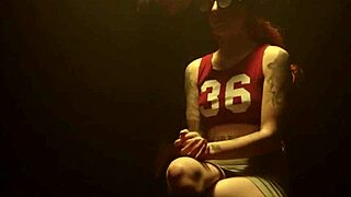 Tatujirana rdečelaska trdo bičana v seansi vezave