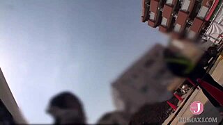 Bátor anya érzi, hogy mellbimbói megkeményednek érintésre korbácsolás után