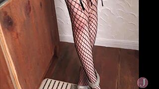 Ne mogu da odolim ovim seksi sluškinjama u donjem rublju