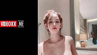 Dia bangga pamerkan tetek besar semula jadi di webcam. Setiap sudut tunjukkan lekuk Asia yang menakjubkan.