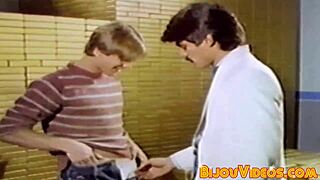 Коп, хочешь присоединиться к этой ретро гей-вечеринке с сырым проникновением?