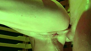 सौना में फक के साथ एक्सप्लोसिव स्क्वर्टिंग कम्स