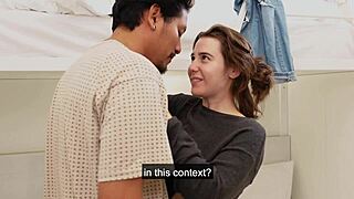 Hei coleg de cameră, vrei să ne distrăm pe pat după repetiția scenariului?