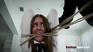 Teen Sadie Holmes legata per punizione e redenzione