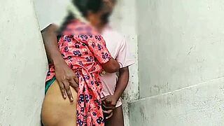 Student desi prins futând profesoara fierbinte în aer liber?