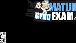 Heiße MILF Gina Monelli kommt und pisst während der Klinikuntersuchung