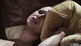 Тинейджерка 18+ трахнута парнем перед тем, как отдать анальную девственность отчиму