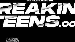 Изключително малка 18+ тийнейджърка получава грубо чукане от огромен кур