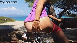 Man, ik neukte mijn fiets op een openbare weg, bijna betrapt!