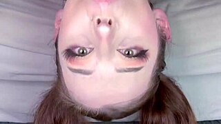 Красивая европейка с косичками получает фейсфак в горло по яйца