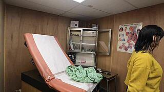 Scarlett Johnson sebagai Konsultan Payudara Medis Bagian 2 Kiri?