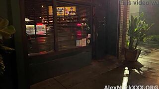 Violet Myers & Hayley Davies Jemput Lelaki Bertuah Untuk Berkongsi Dengan Liar