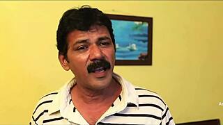 Млада индийска красавица дразни в лични моменти