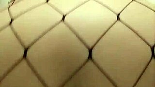 Şişman Kız Balık Ağında Dildosunu Sert Sürtüyor Yabani Gösteri İçin.