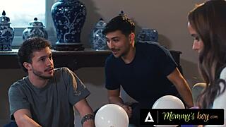 Хей момчета, помогнете на едрогърдата заварена майка Pristine Edge да надникнете под полата й