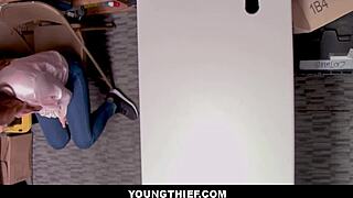 velika guzica shoplifter Skylar Snow uhvaćena od čuvara