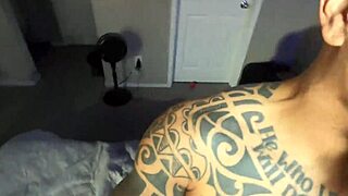 Putain, je peux pas, voir cette grosse pawg balancer son cul énorme sur moi... dingue !