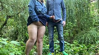 Milf sconosciuta in collant si masturba e munge il mio cazzo all'aperto con azione casalinga perversa