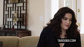 Milf chaude Victoria Voxxx se fait baiser par le mec de l'informatique ! 💻