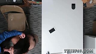 Йо, мислиш ли, че тази тийн 18+ уебкам заподозряна хваната в библиотечен xxx екшън наистина?