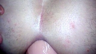 أشعر بالإرهاق من هذا الديلدو الضخم في مؤخرتي الضيقة