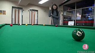 把鸡巴滑进她饥渴的阴道，每一下猛插都呻吟 😈