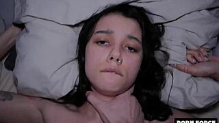 Wow! Rozkošná mladá Coconey silně cumuje z drsného doggystyle s velkým ptákem!